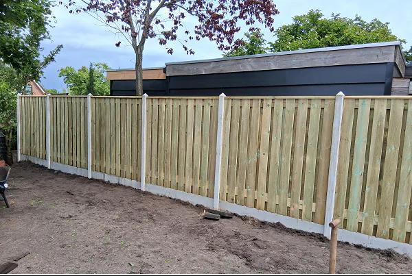 Schutting met betonpalen tijdens plaatsing